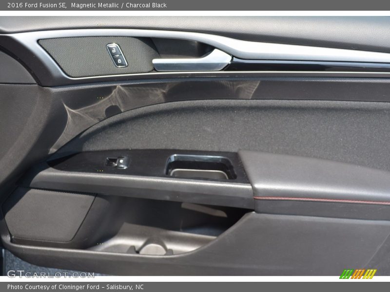 Magnetic Metallic / Charcoal Black 2016 Ford Fusion SE