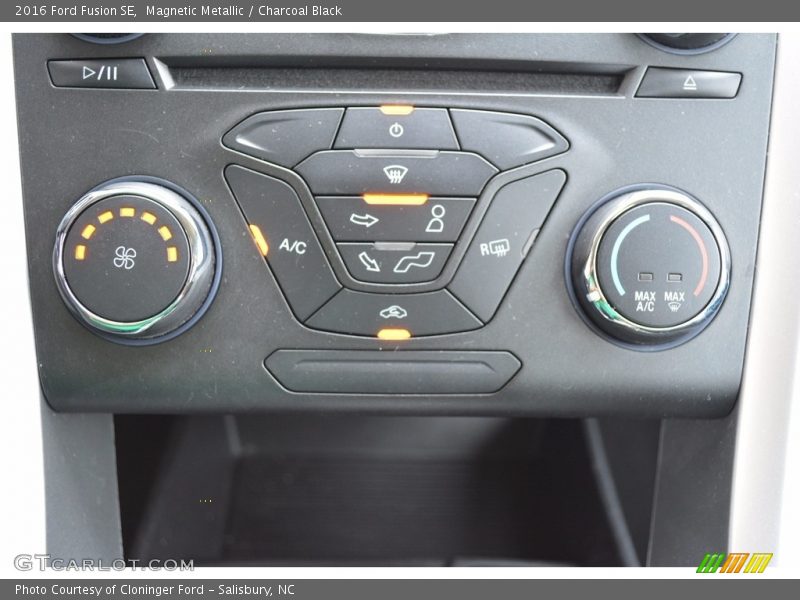 Magnetic Metallic / Charcoal Black 2016 Ford Fusion SE