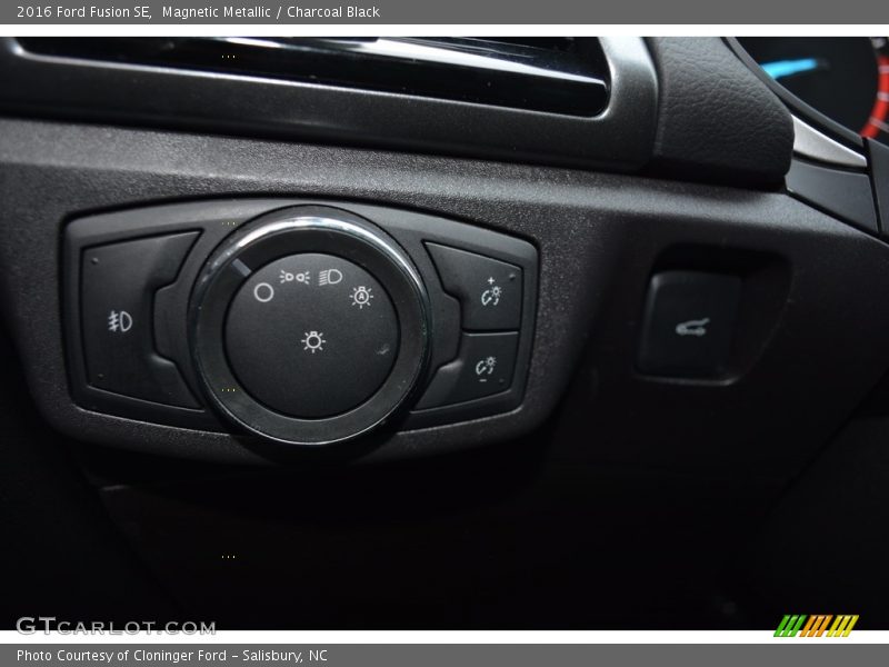 Magnetic Metallic / Charcoal Black 2016 Ford Fusion SE