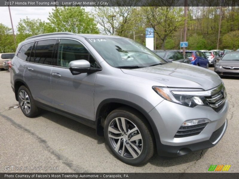 Front 3/4 View of 2017 Pilot Touring AWD