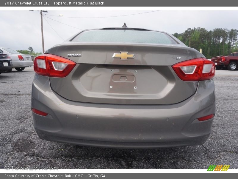 Pepperdust Metallic / Jet Black 2017 Chevrolet Cruze LT