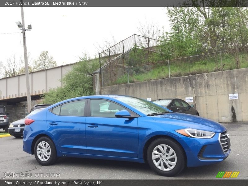 Front 3/4 View of 2017 Elantra SE