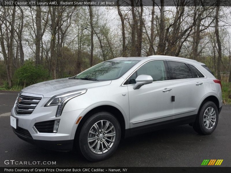 Front 3/4 View of 2017 XT5 Luxury AWD