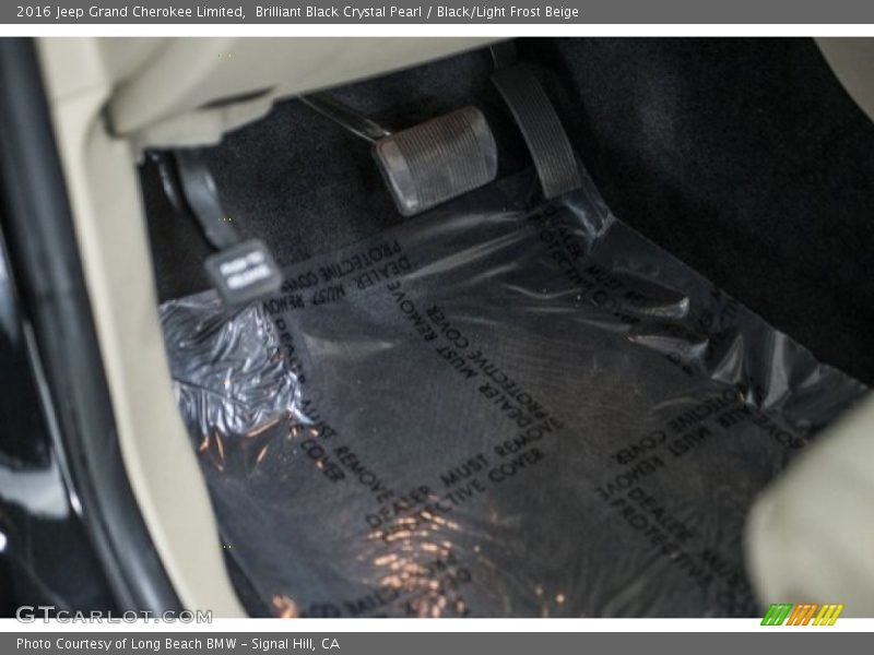 Brilliant Black Crystal Pearl / Black/Light Frost Beige 2016 Jeep Grand Cherokee Limited