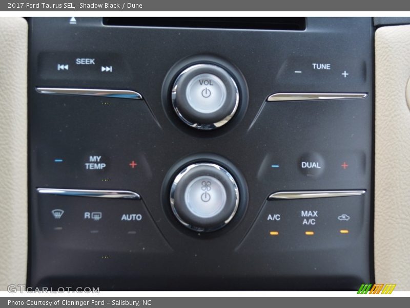 Controls of 2017 Taurus SEL