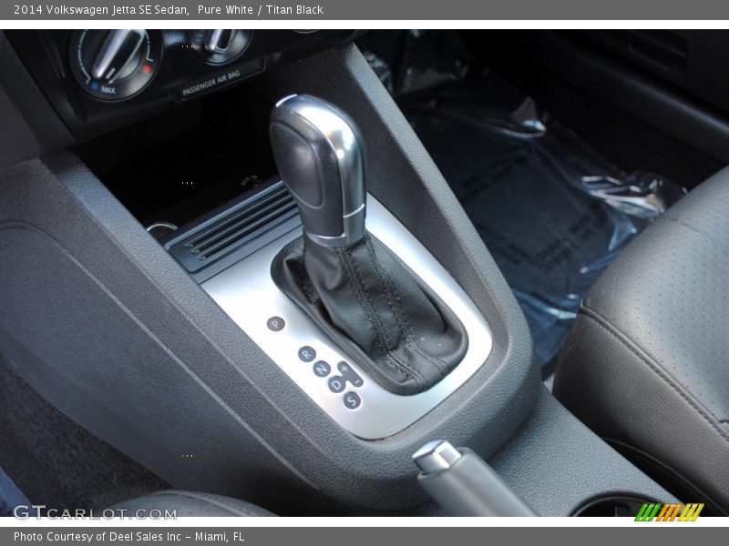 Pure White / Titan Black 2014 Volkswagen Jetta SE Sedan
