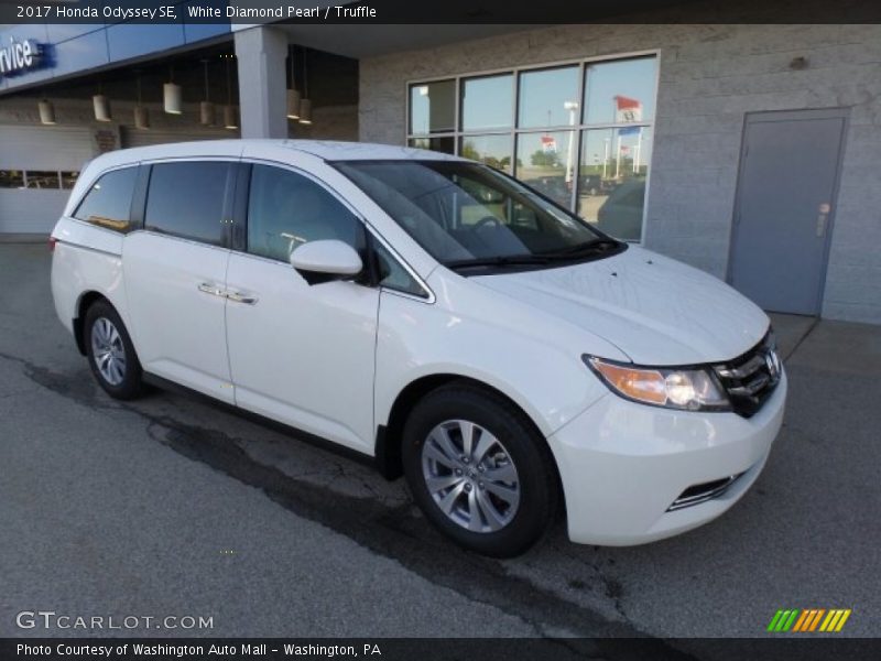 White Diamond Pearl / Truffle 2017 Honda Odyssey SE