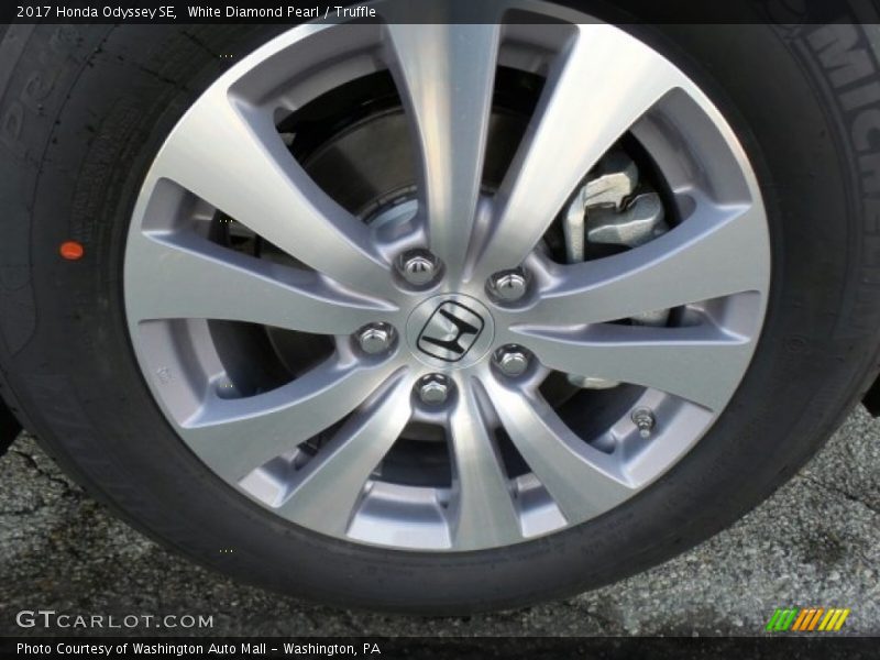 White Diamond Pearl / Truffle 2017 Honda Odyssey SE