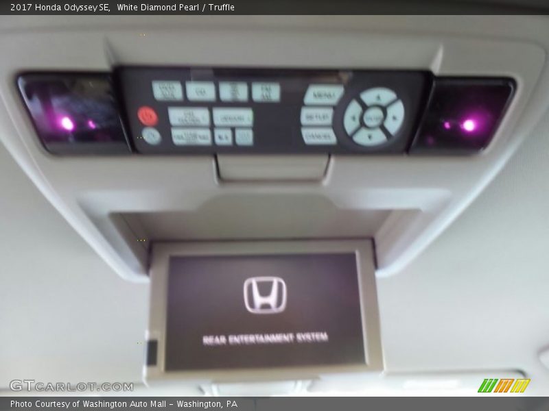 White Diamond Pearl / Truffle 2017 Honda Odyssey SE