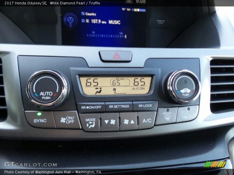 White Diamond Pearl / Truffle 2017 Honda Odyssey SE