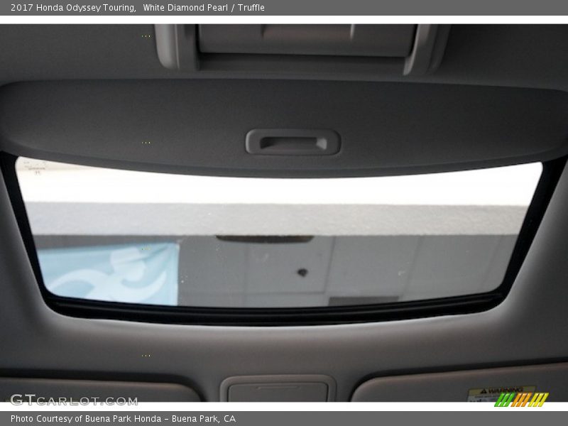 White Diamond Pearl / Truffle 2017 Honda Odyssey Touring
