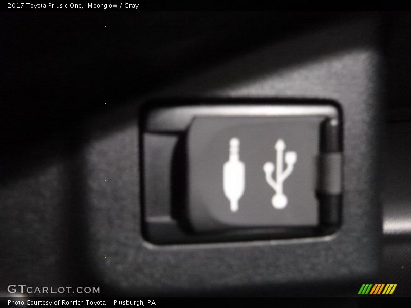Moonglow / Gray 2017 Toyota Prius c One