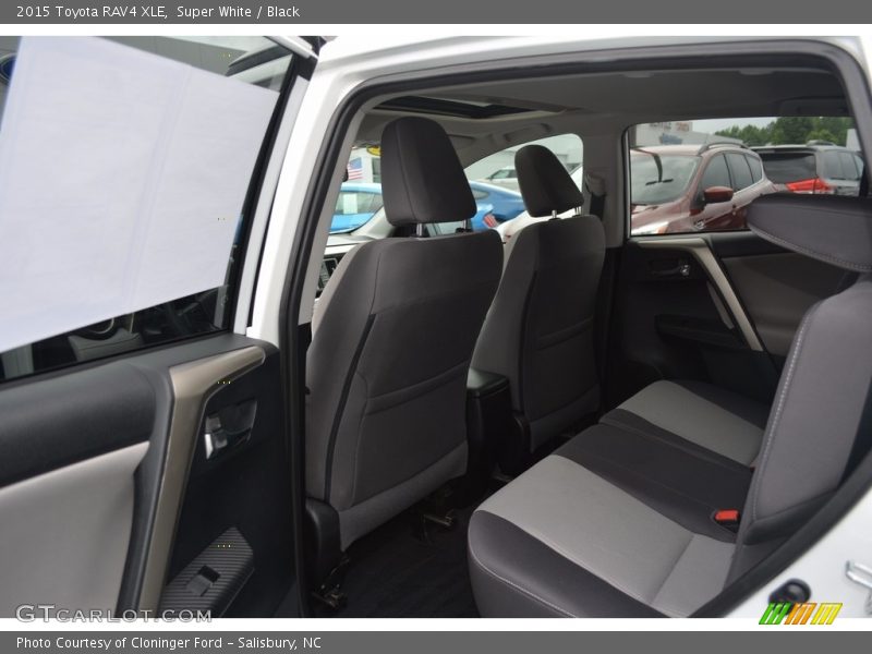 Super White / Black 2015 Toyota RAV4 XLE