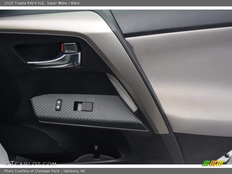 Super White / Black 2015 Toyota RAV4 XLE