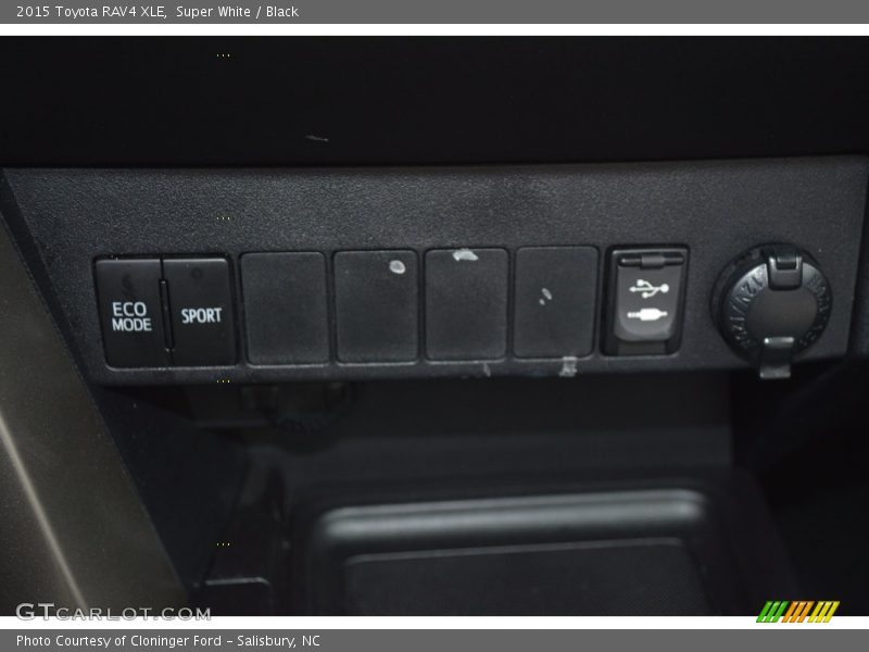 Super White / Black 2015 Toyota RAV4 XLE