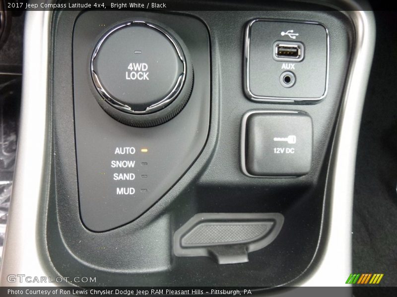 Bright White / Black 2017 Jeep Compass Latitude 4x4