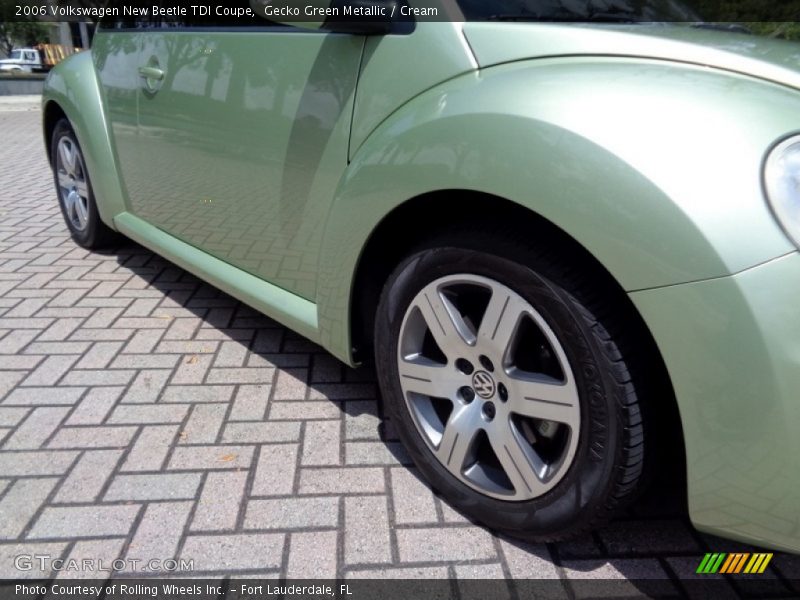Gecko Green Metallic / Cream 2006 Volkswagen New Beetle TDI Coupe