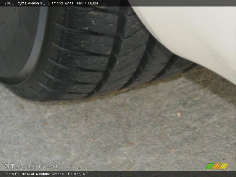 Diamond White Pearl / Taupe 2001 Toyota Avalon XL