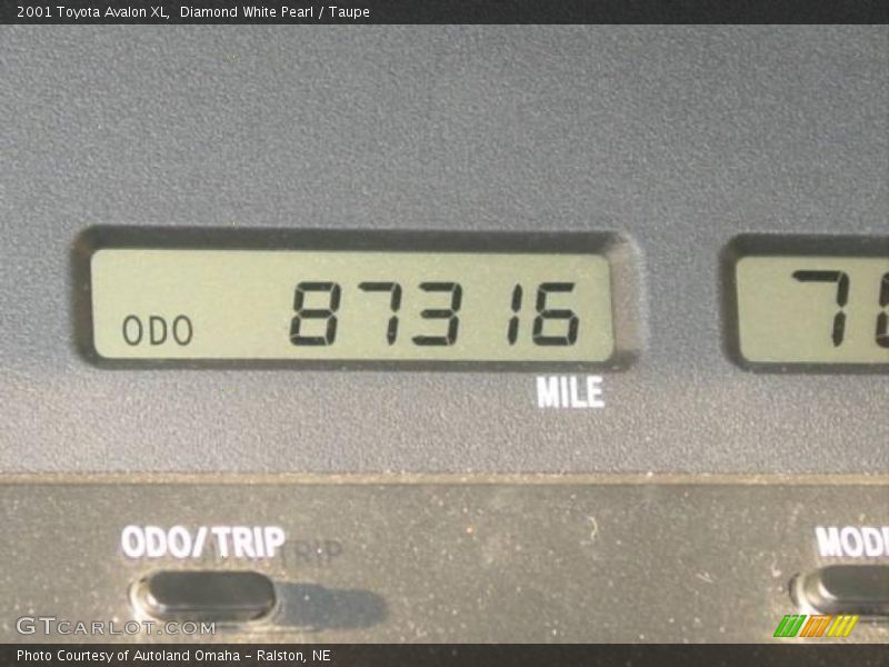 Diamond White Pearl / Taupe 2001 Toyota Avalon XL