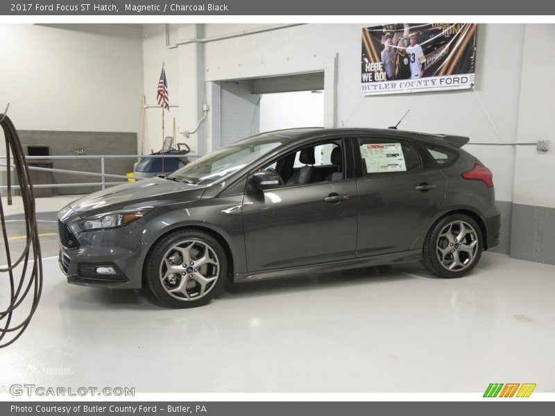 Magnetic / Charcoal Black 2017 Ford Focus ST Hatch