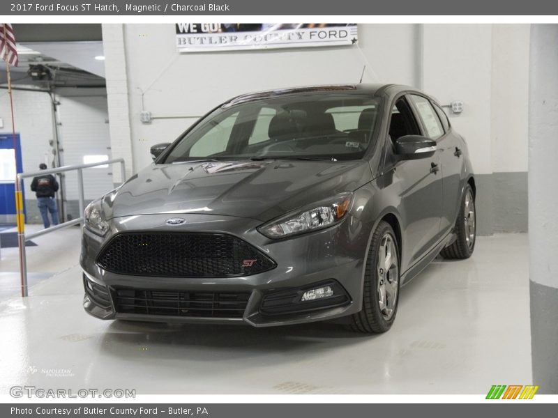 Magnetic / Charcoal Black 2017 Ford Focus ST Hatch