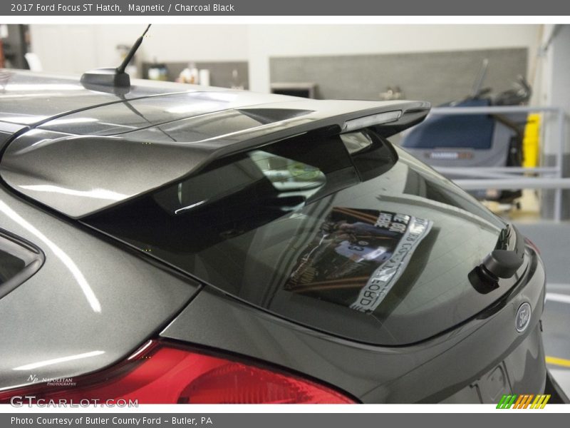 Magnetic / Charcoal Black 2017 Ford Focus ST Hatch