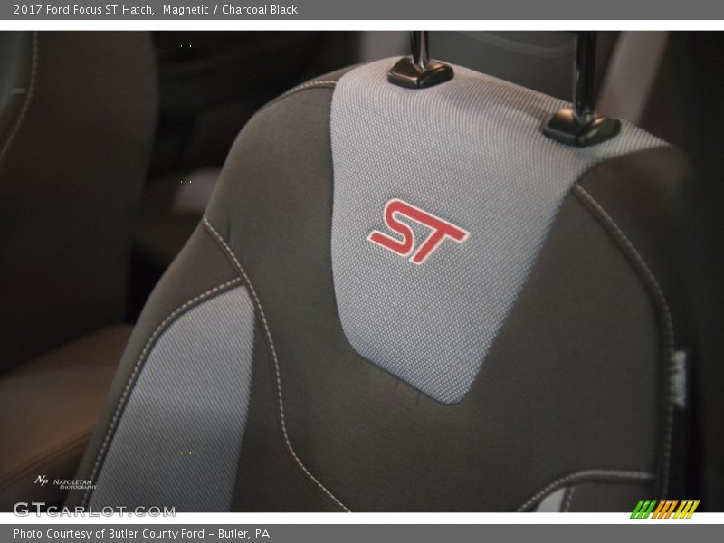 Magnetic / Charcoal Black 2017 Ford Focus ST Hatch