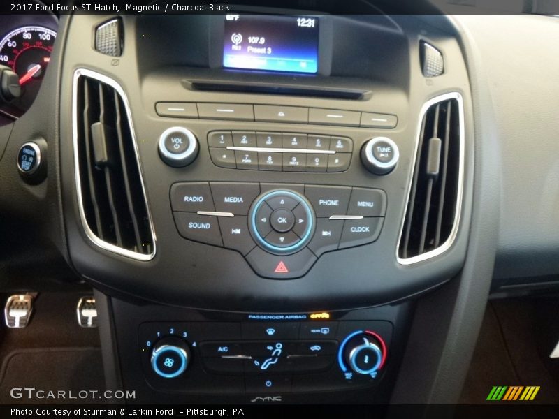 Magnetic / Charcoal Black 2017 Ford Focus ST Hatch