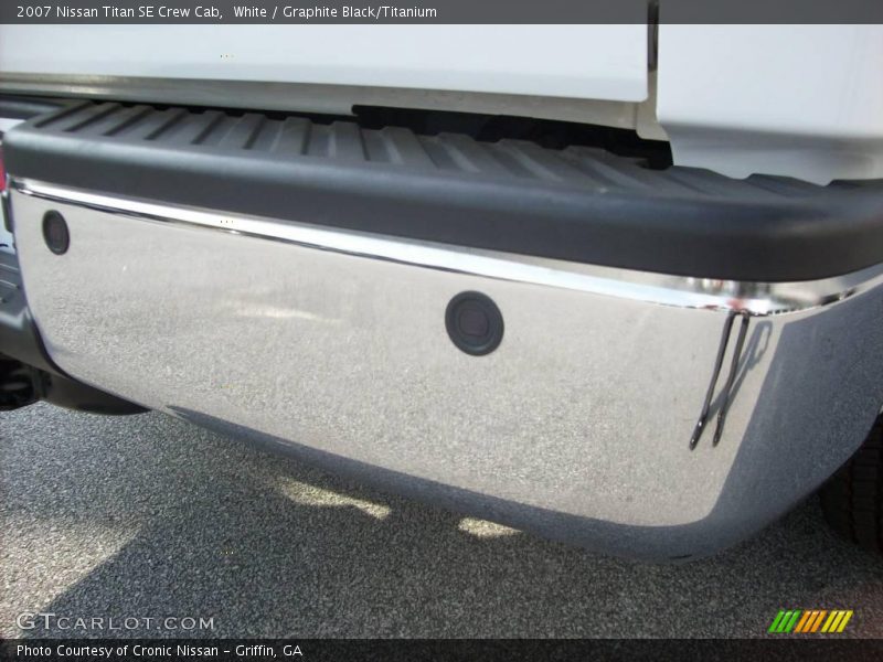 White / Graphite Black/Titanium 2007 Nissan Titan SE Crew Cab