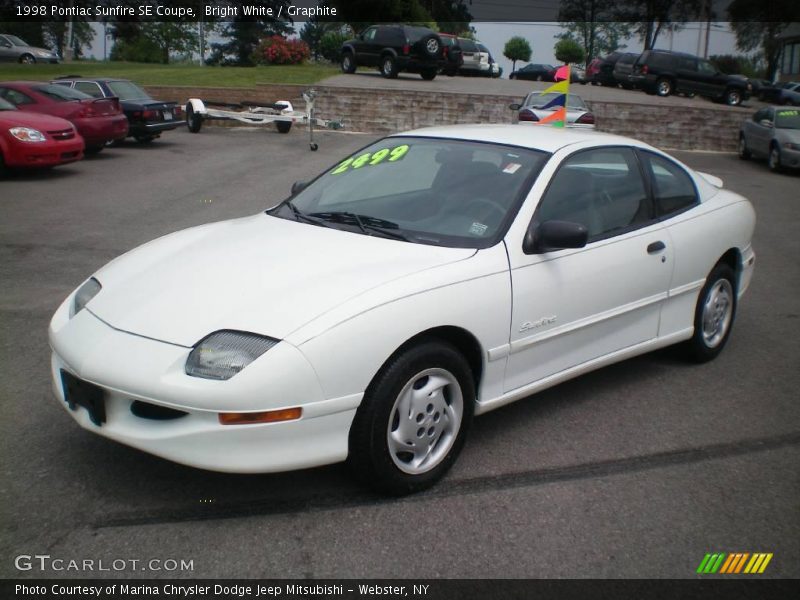 Bright White / Graphite 1998 Pontiac Sunfire SE Coupe