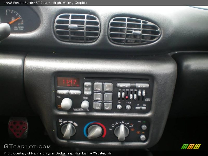 Bright White / Graphite 1998 Pontiac Sunfire SE Coupe