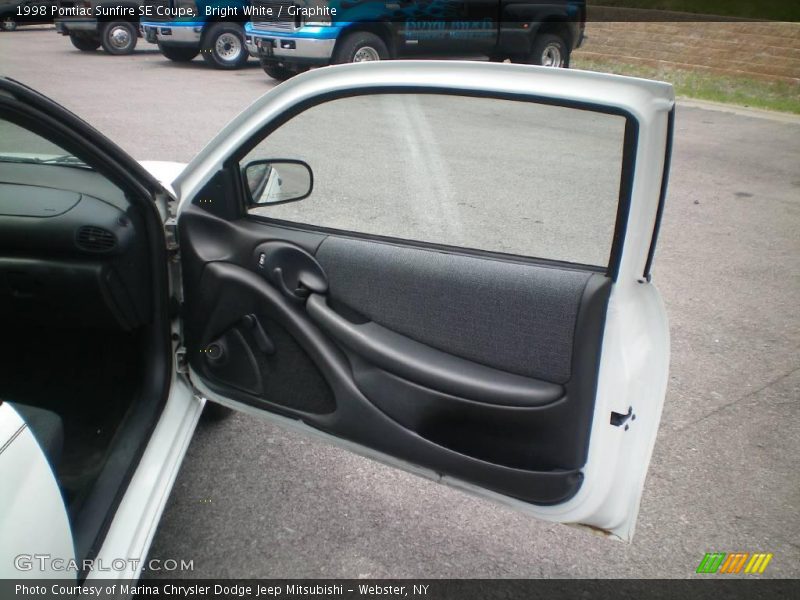 Bright White / Graphite 1998 Pontiac Sunfire SE Coupe