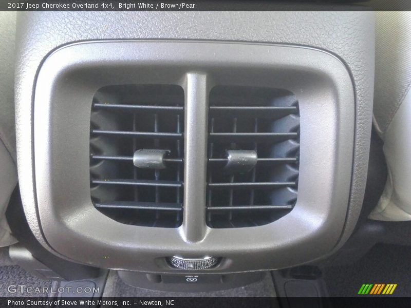 Bright White / Brown/Pearl 2017 Jeep Cherokee Overland 4x4