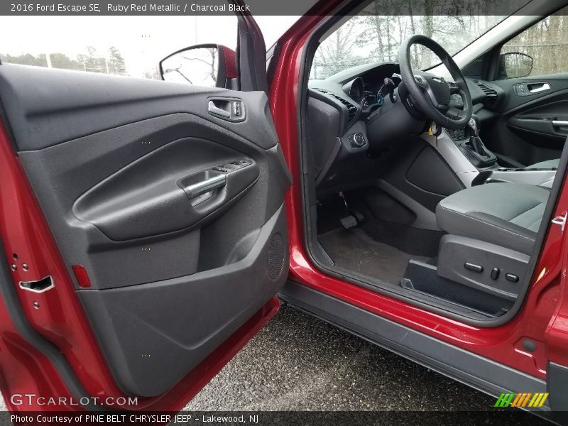 Ruby Red Metallic / Charcoal Black 2016 Ford Escape SE
