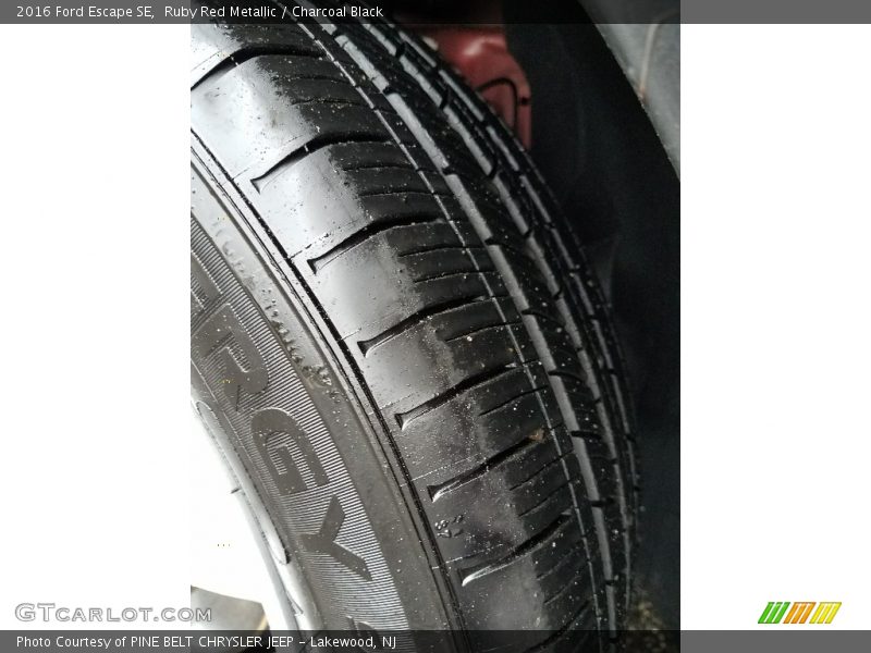 Ruby Red Metallic / Charcoal Black 2016 Ford Escape SE