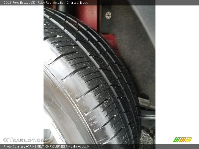 Ruby Red Metallic / Charcoal Black 2016 Ford Escape SE