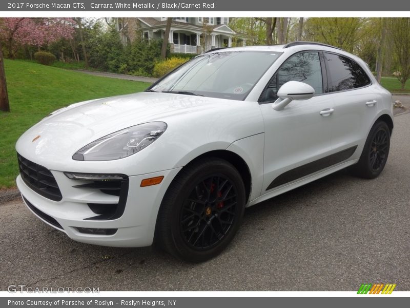Front 3/4 View of 2017 Macan GTS