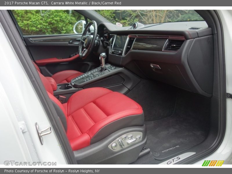 Front Seat of 2017 Macan GTS