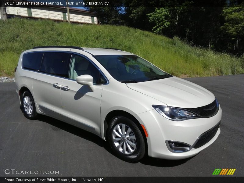 Front 3/4 View of 2017 Pacifica Touring L