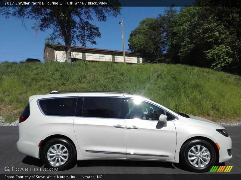Tusk White / Black/Alloy 2017 Chrysler Pacifica Touring L