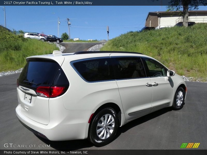 Tusk White / Black/Alloy 2017 Chrysler Pacifica Touring L