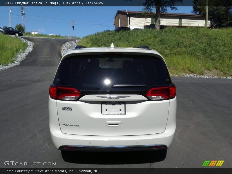 Tusk White / Black/Alloy 2017 Chrysler Pacifica Touring L