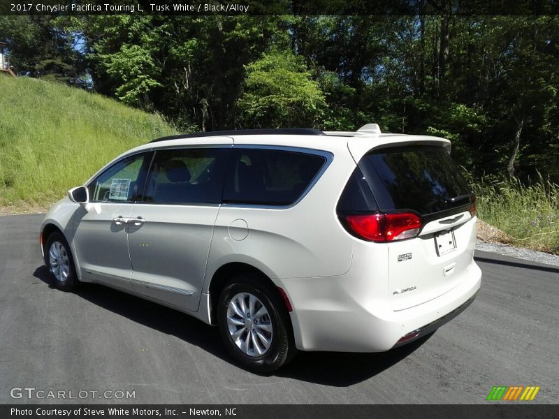 Tusk White / Black/Alloy 2017 Chrysler Pacifica Touring L