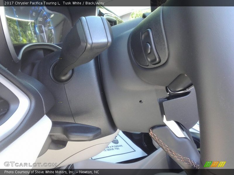 Tusk White / Black/Alloy 2017 Chrysler Pacifica Touring L