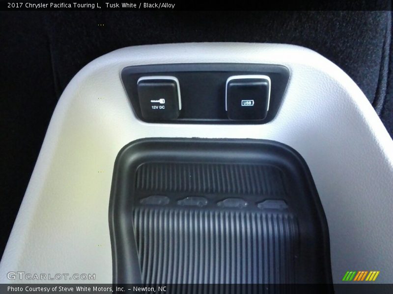 Tusk White / Black/Alloy 2017 Chrysler Pacifica Touring L