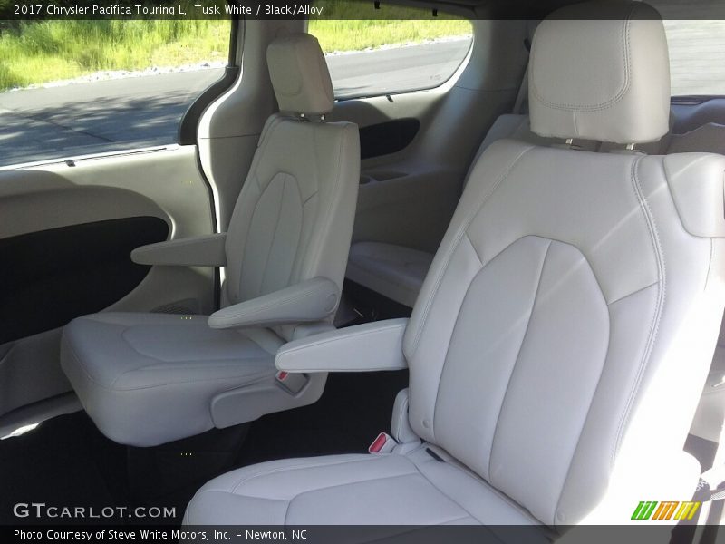 Tusk White / Black/Alloy 2017 Chrysler Pacifica Touring L