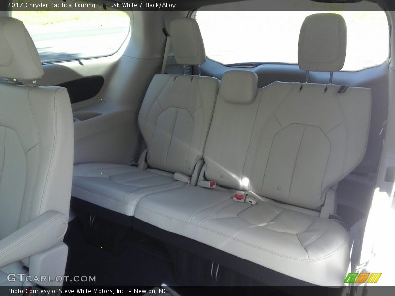 Tusk White / Black/Alloy 2017 Chrysler Pacifica Touring L
