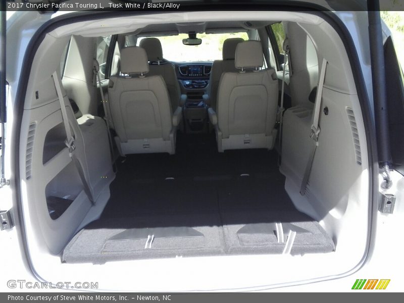 Tusk White / Black/Alloy 2017 Chrysler Pacifica Touring L
