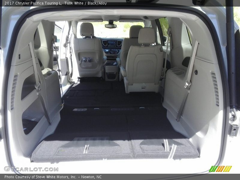 Tusk White / Black/Alloy 2017 Chrysler Pacifica Touring L