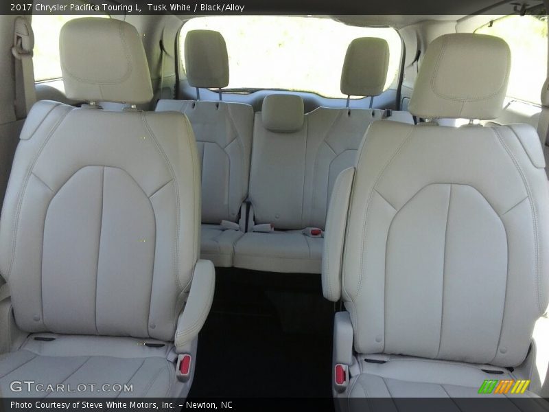 Tusk White / Black/Alloy 2017 Chrysler Pacifica Touring L